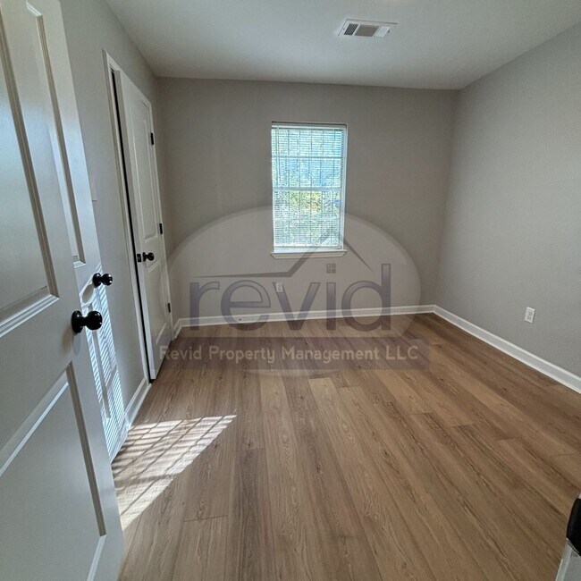 Building Photo - Recently Renovated 3Bed/1.5Bath Available ...