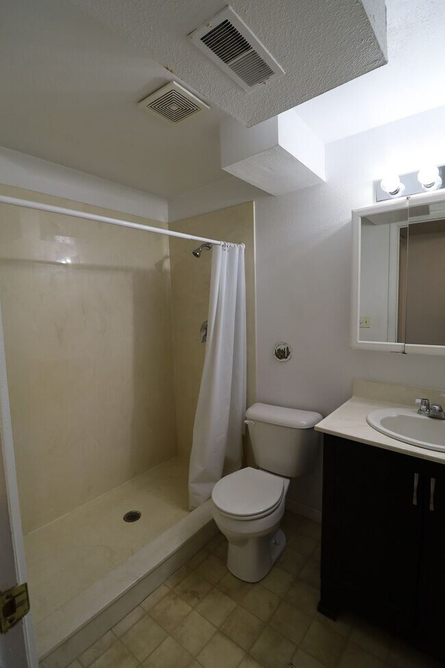 Building Photo - 400 E 4 plex