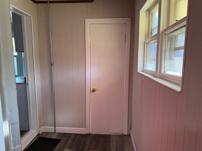 Building Photo - 930 S Victory St