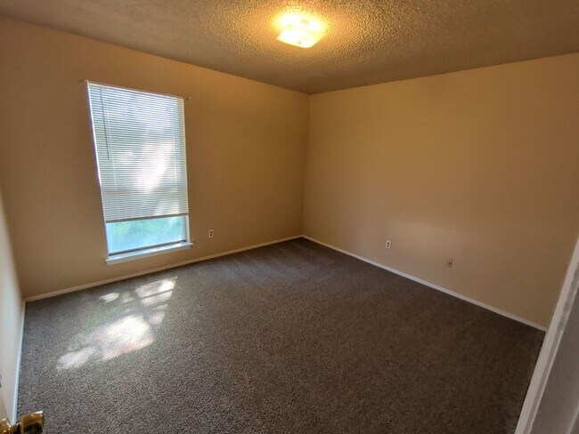 Building Photo - 4702 Green Hollow Dr
