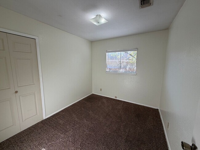 Building Photo - NICE 3 BEDROOM HOME WITH 2 FULL BATHS IN N...