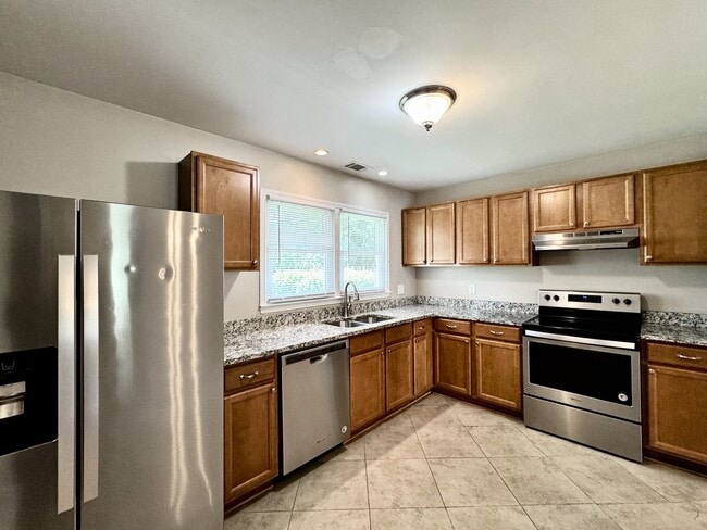Building Photo - Great Neck Townhome Available NOW! Neutral...