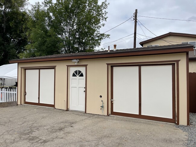 2.5 garage with large laundry room - 1745 S Maple St