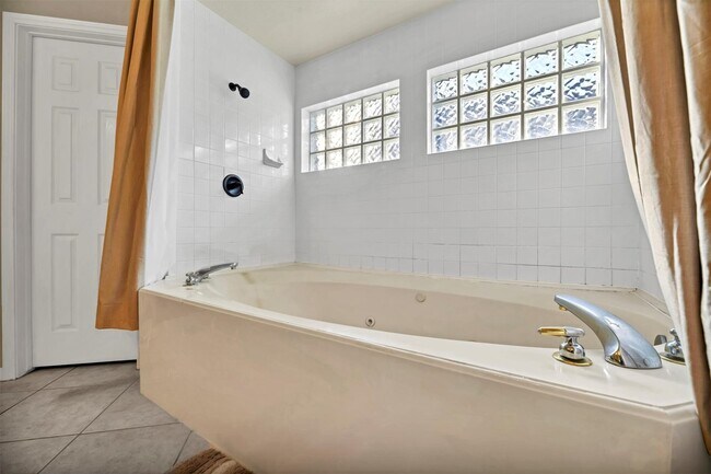 Building Photo - 1802 Whispering Forest Dr