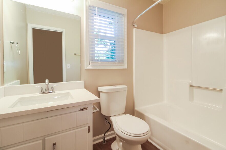 Building Photo - 1013 Summer Pl NW