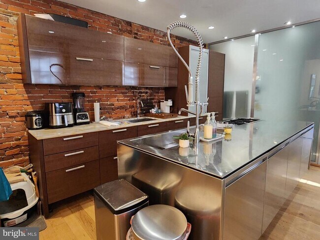 Building Photo - 2402 Lombard St