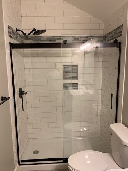 tiled walk in shower - 607 W Duncan Dr