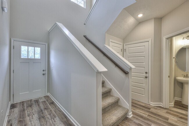 Building Photo - 1/2 OFF First Month!!...Beautiful 3 Bedroom Townhome in Manchester!