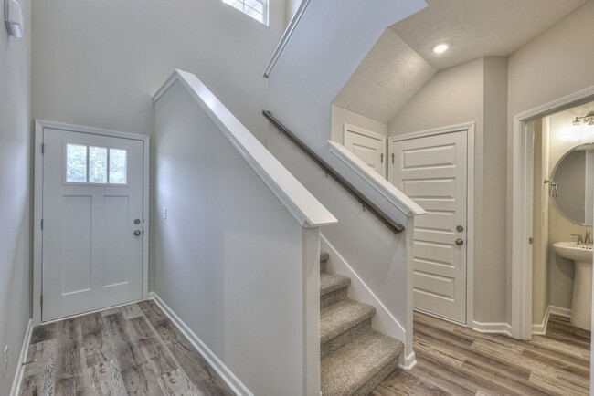 Building Photo - Beautiful NEW 3 Bed 2.5 Bath Townhome in M...