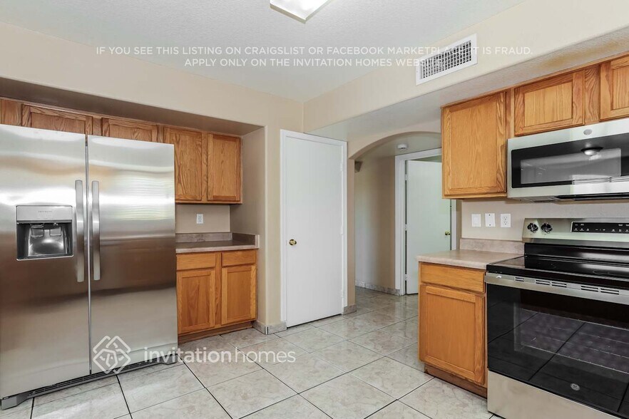 Building Photo - 5638 S 5th Dr