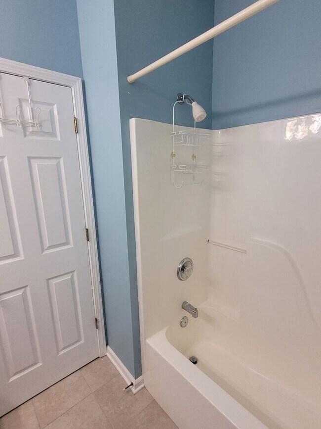 Building Photo - 3 Bedroom 2 Bathroom Condo-Spencer's Crest