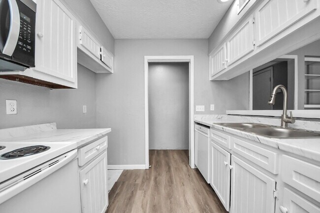 Building Photo - No Carpet. Private Yard. Extra Storage. What More Could You Ask For?