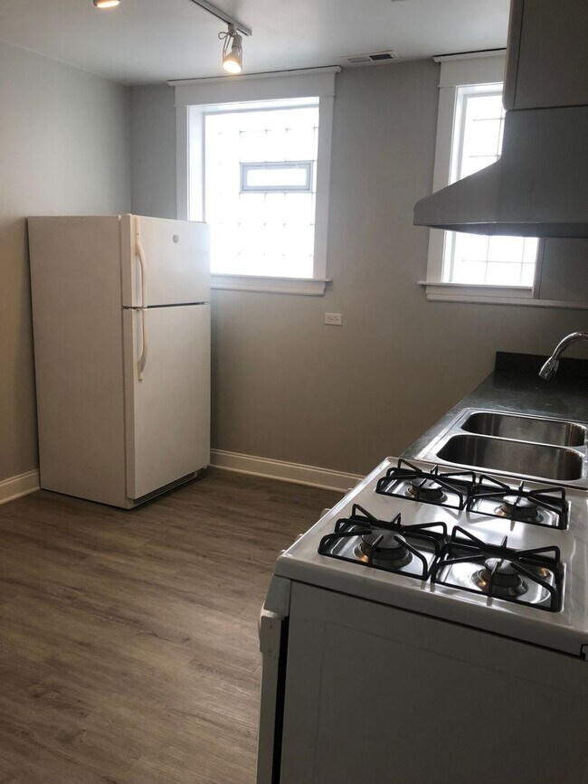 Building Photo - 3614 N. Paulina-3614-G