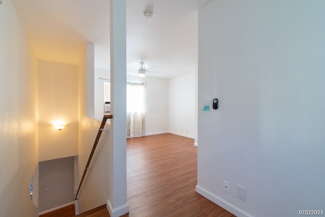 Building Photo - Immaculate 3bd/2.5 SF Home With Upstairs O...