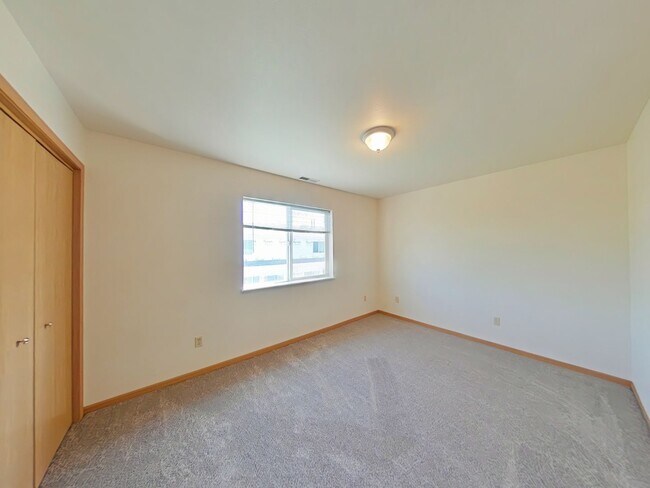 Building Photo - Townhouse-style End unit 3BD, 1.5 BA with attached garage