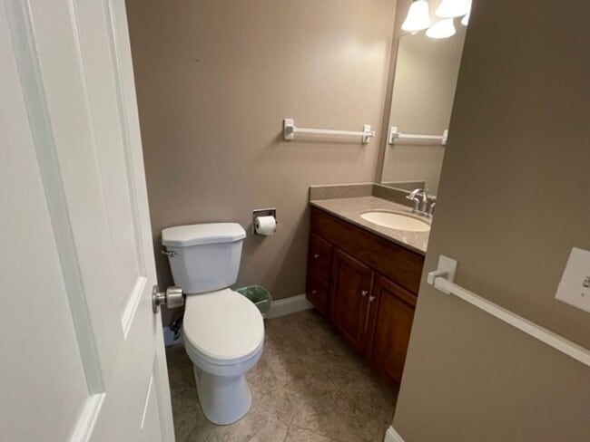 Building Photo - 2 Bedroom Condo - 1.5 Baths, Community Pool, Central AC