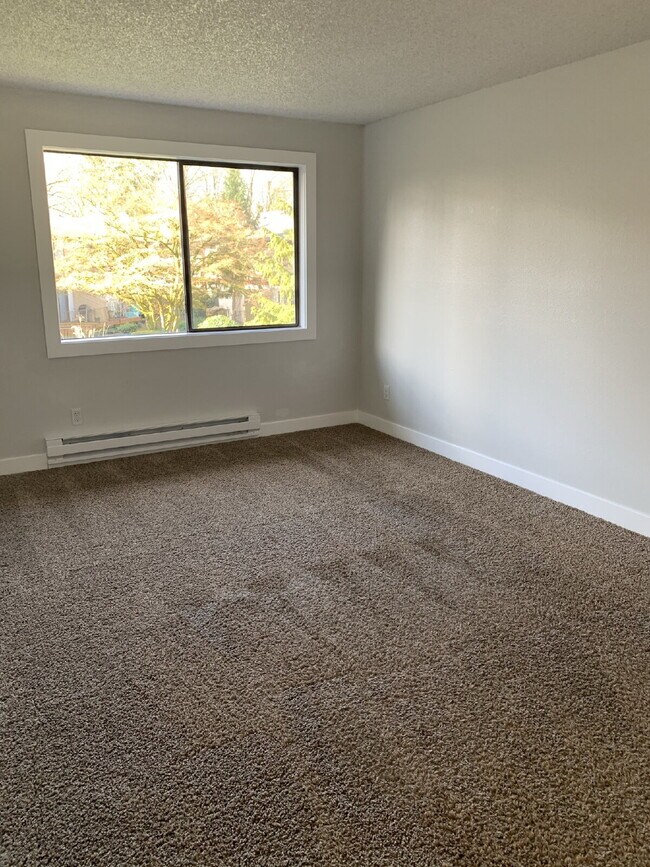 Building Photo - Townhome Available for Move-In!