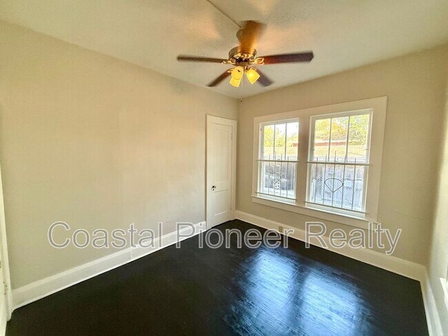 Building Photo - 4015 N Seminole Ave