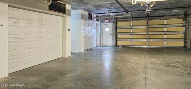 Building Photo - 7048 Sevilla Ct