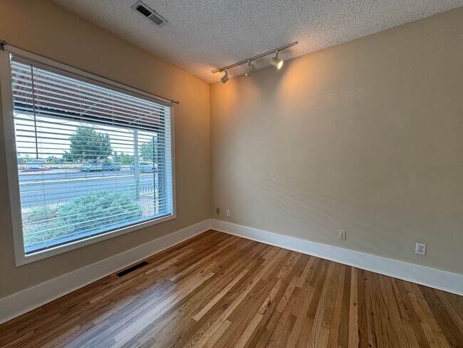 Building Photo - ***$500 off 1st Months Rent!***Well Kept H...