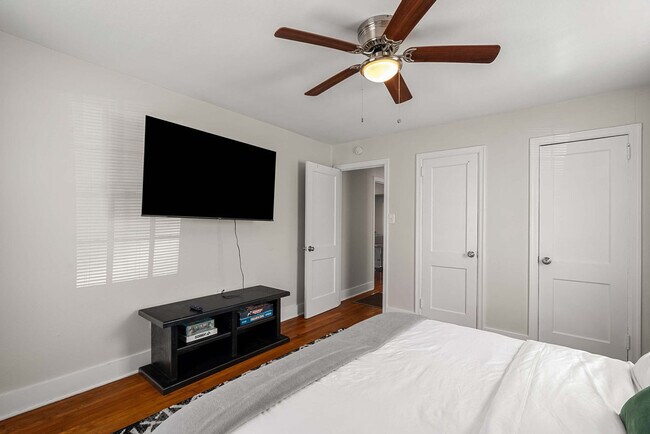 Building Photo - 1707 1st Terrace