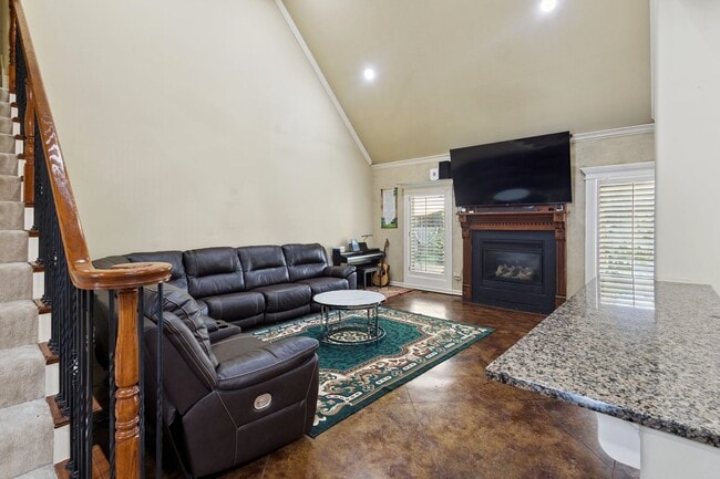 Building Photo - Resort-Style Living in Bixby!