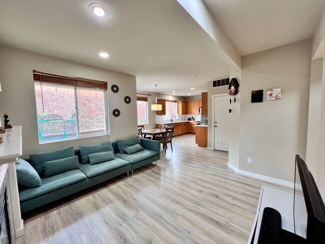 Building Photo - Beautiful 4BR | 2.5BA Home on Cul-de-Sac i...