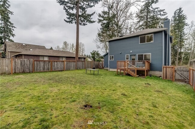 Building Photo - 6 Bedroom 3.5 Bathroom home with large yard and garage in Bellingham