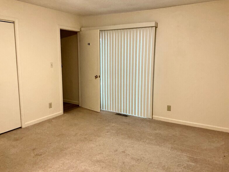 Building Photo - 2209 Grange Cir