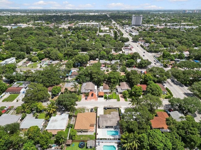 Building Photo - 560 NE 161st St