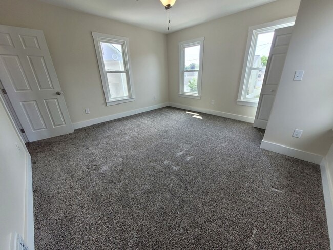 Building Photo - 21 E Maple St
