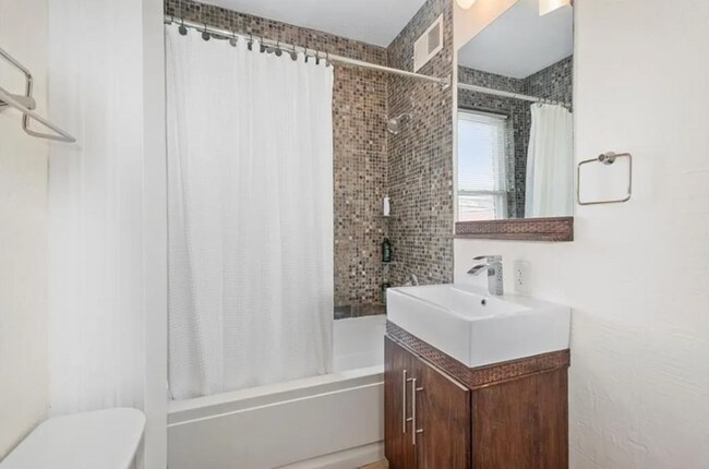 Building Photo - *Beautifully Updated & Spacious 3BD/2.5BA ...