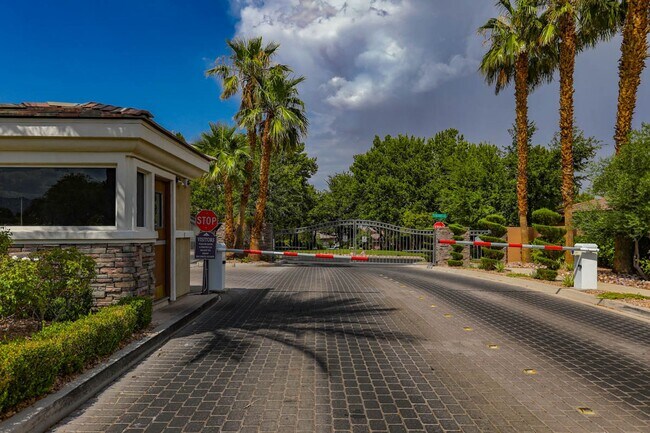 Building Photo - 5 Bedroom Pool Home Located In Summerlin G...