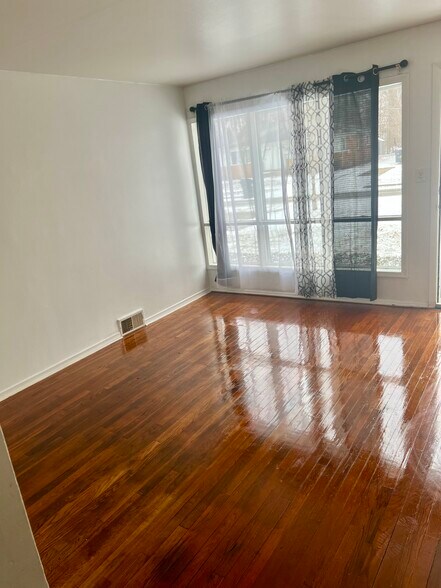 Building Photo - 2047 Stieber St