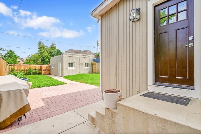 Building Photo - $3,595 - 3 Bed, 2 Bath Updated Home In Den...