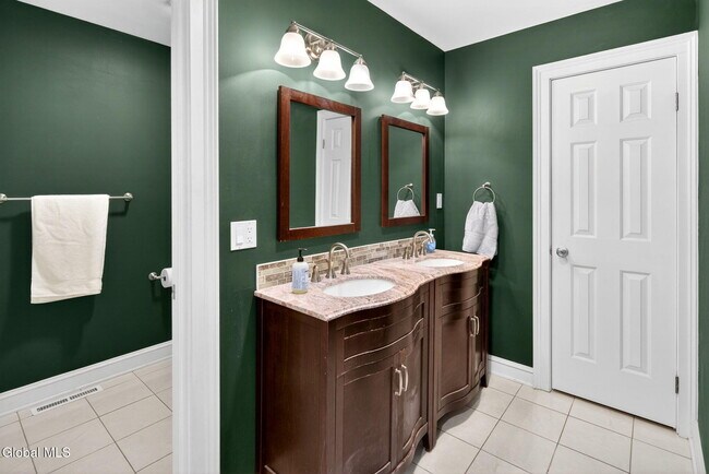 Building Photo - 194 Grand Ave