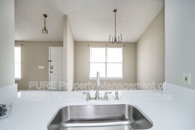 Building Photo - 9506 S Cardinal Dr