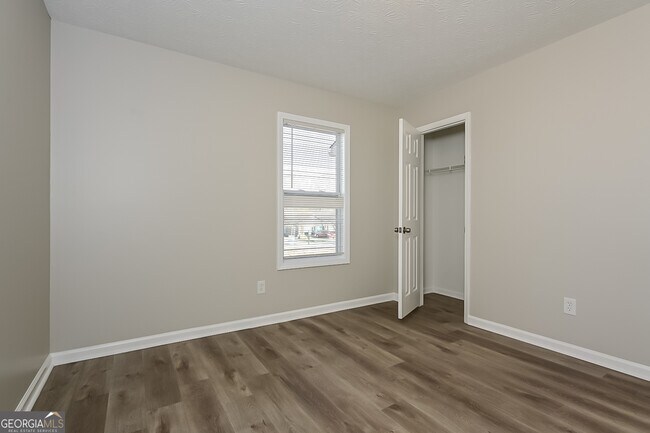 Building Photo - 561 Sunnyhill Dr