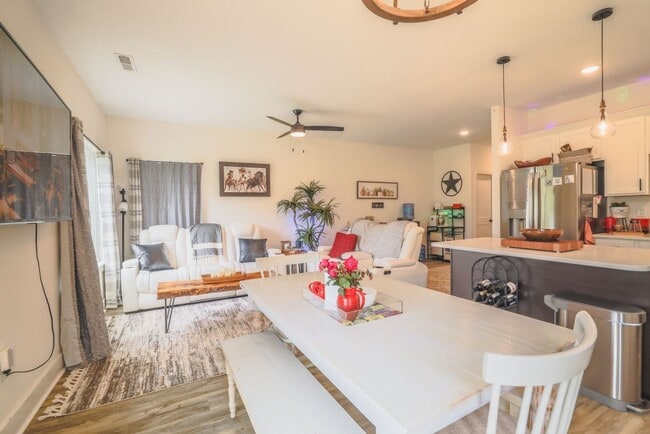 Building Photo - Newer Build House for Rent, Available Sept...
