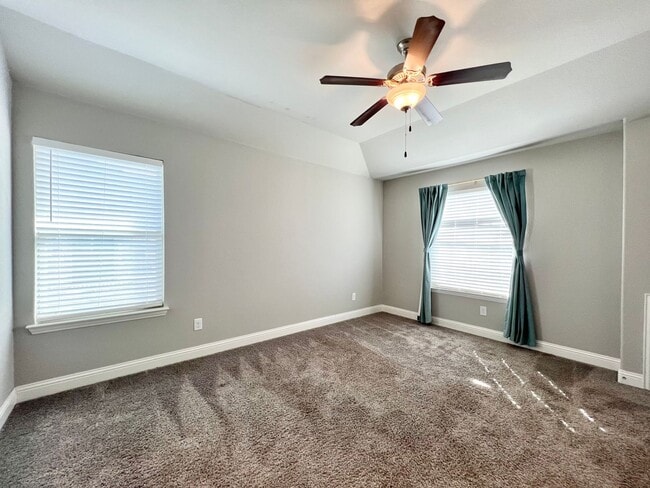 Building Photo - Modern Country Living Near I-35 – Stunning Duplex with Granite, Private Yard & Appliances Included!