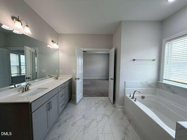 Building Photo - 513 Acerno Dr