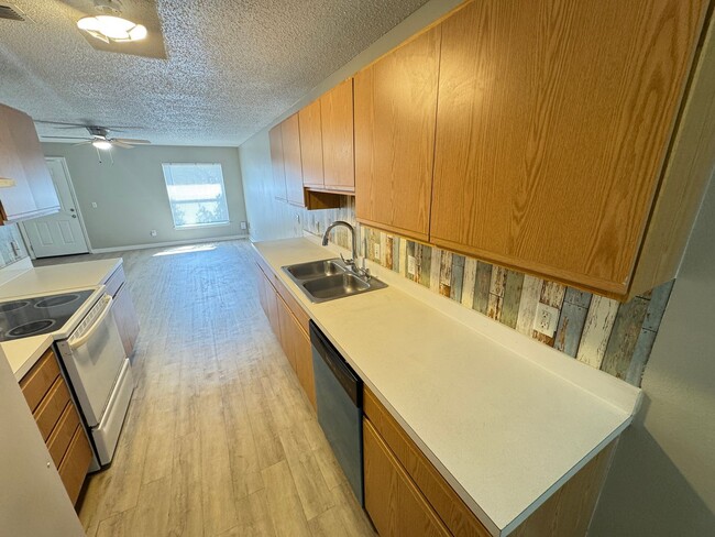 Building Photo - Beautiful 3/2 Duplex in St. Cloud