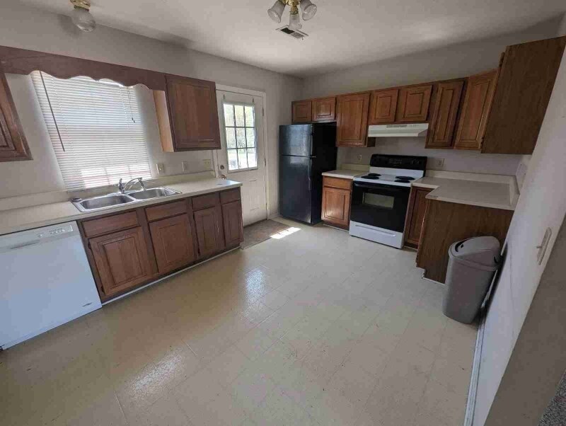 Building Photo - 5788 Metropolis Lake Rd