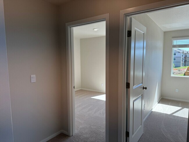 Building Photo - 4 bedroom 2.5 bathroom in Marcola Meadows!