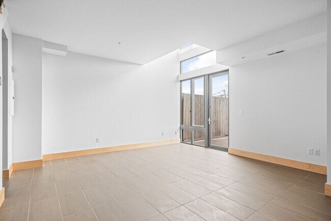 Building Photo - Modern 1-Bed 1.5-Bath + Den Condo in Minneapolis!