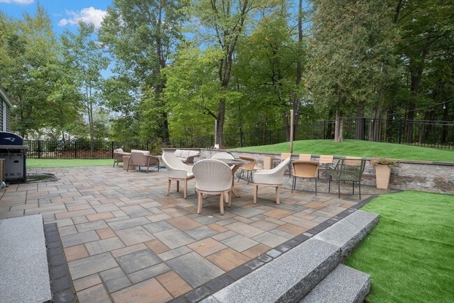 Building Photo - 123 Pond St