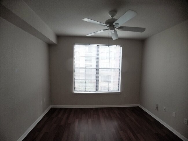 Building Photo - Beautiful 1/1 Pool View Condo x Rent @ Upt...