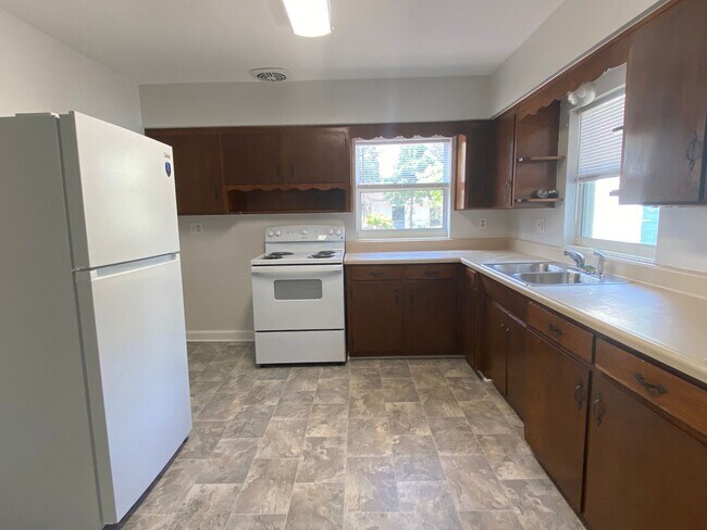Building Photo - Inviting 2-Bedroom Home in Central Lakeland – Now Available!