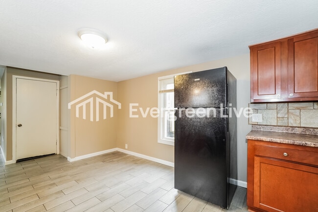 Building Photo - 2638 S 5th St