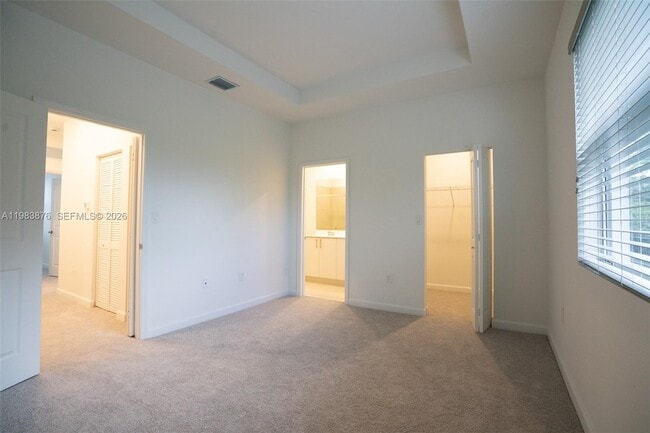 Building Photo - 204 SE 10th St